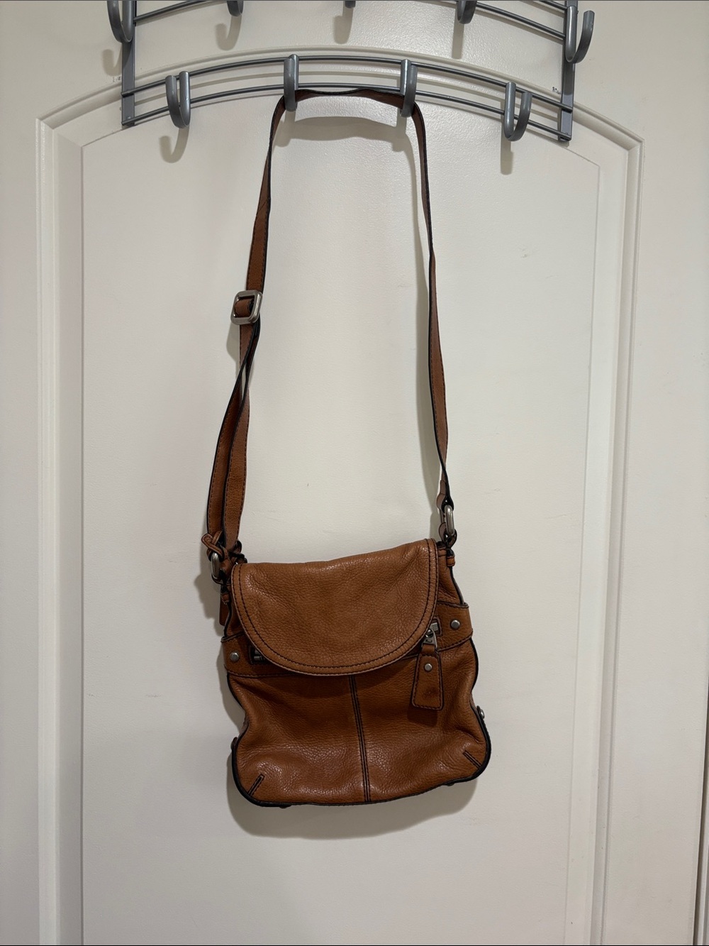 FOSSIL Classic Brown Leather Crossbody Bag - Stylish Everyday Carry
